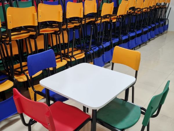 Investimento na educação, Prefeitura de Santana do Cariri recebe novo mobiliário escolar para escolas do município.