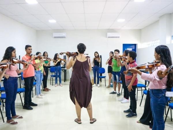 Teve início no último dia 19 de setembro as aulas de violino do Centro de Ensino e Música Maria Eurenice Coelho (C.E.M.)