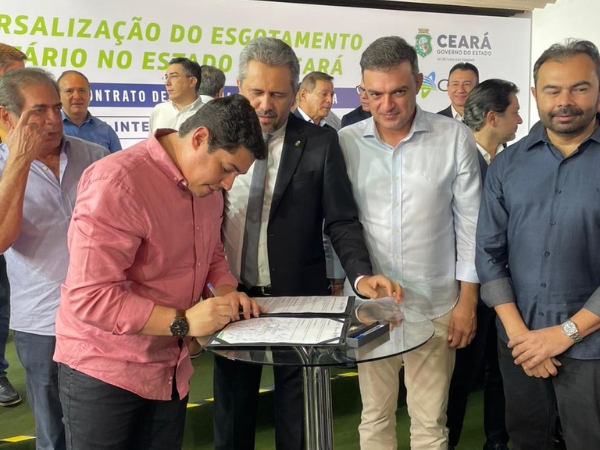 Prefeito Samuel Cidade, participa da solenidade e assinatura de ordem de serviço do esgotamento sanitário do Ceará.